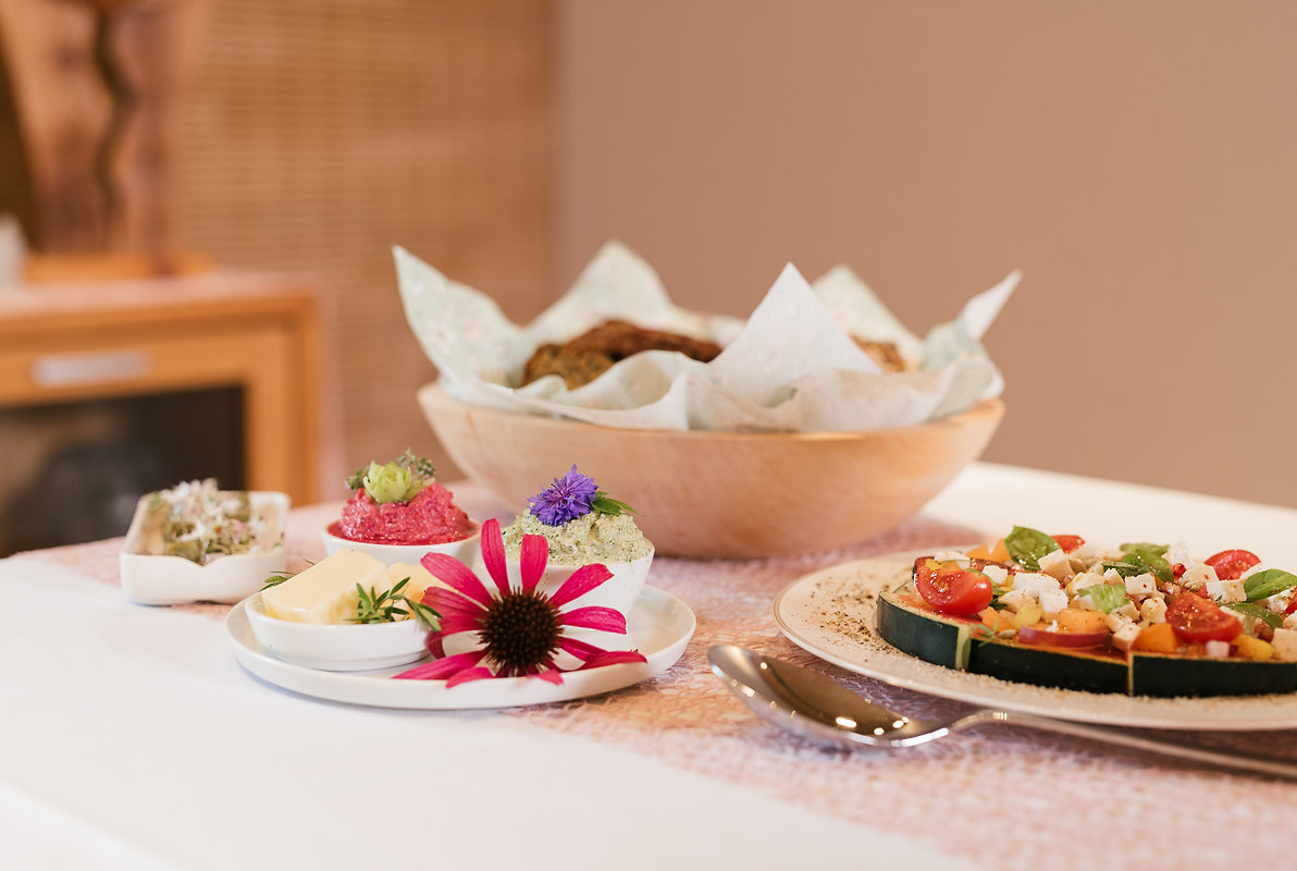 Frische Dips und Gemüseplatte für gesunde Energiearbeit-Mahlzeit voller Genuss und Vitalität.