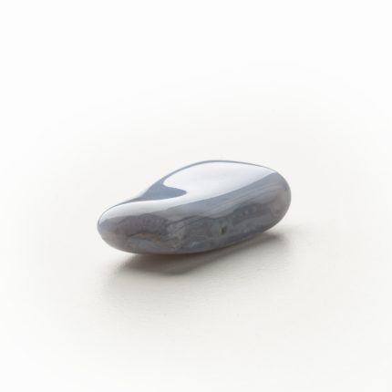 Blauer Chalcedonstein für Energiearbeit, auf hellem Hintergrund liegend, fördert Harmonie und innere Ruhe.
