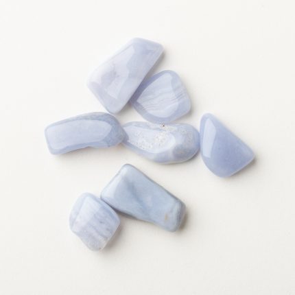 Glatt geschliffene blaue Kristalle für Energiearbeit und spirituelle Heilung.