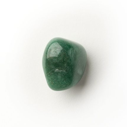 Grüner Kristall für Energiearbeit, stärkt Harmonie und innere Balance. Perfekt für spirituelle Heilrituale.
