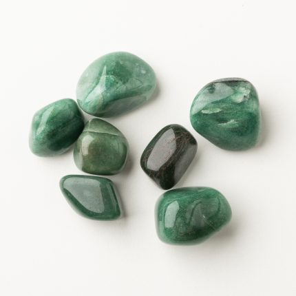 Grüne Edelsteine für Energiearbeit und spirituelles Wohlbefinden, fördern Balance und Heilung.