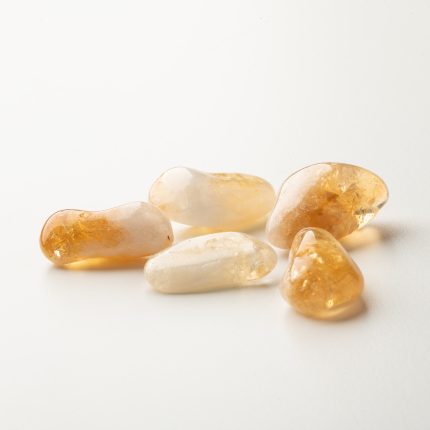 Glänzende Citrin-Steine zur Energiearbeit, perfekt für Heilungen und spirituelle Balance. Ideal für Meditationen.
