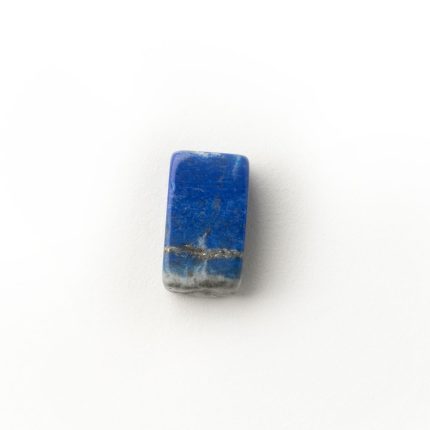 Blauer Lapislazuli-Stein für Energiearbeit, unterstützt durch seine kraftvolle Transformationsenergie und spirituelle Heilkraft.