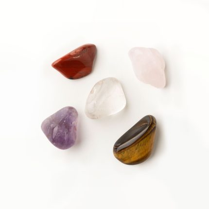 Farbige Energiesteine zur Energiearbeit, ideal für Heilung und Meditation auf weißem Hintergrund.