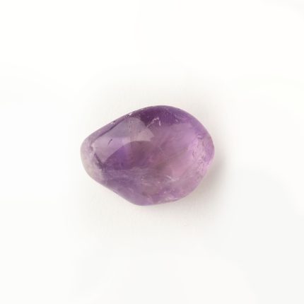 Lila Amethystkristall für Energiearbeit, stärkt Harmonie und innere Ruhe bei spirituellen Praktiken.
