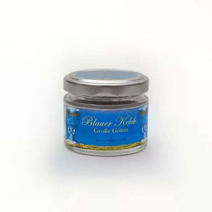 Glas mit Blauer Kelch Label für Energiearbeit, inspiriert von der Großen Göttin, auf weißem Hintergrund.