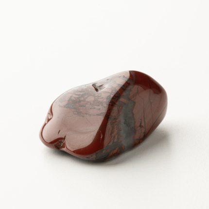Roter Jaspis steht für Energiearbeit und Heilung; ein kraftvoller Kristall für Balance und Vitalität.