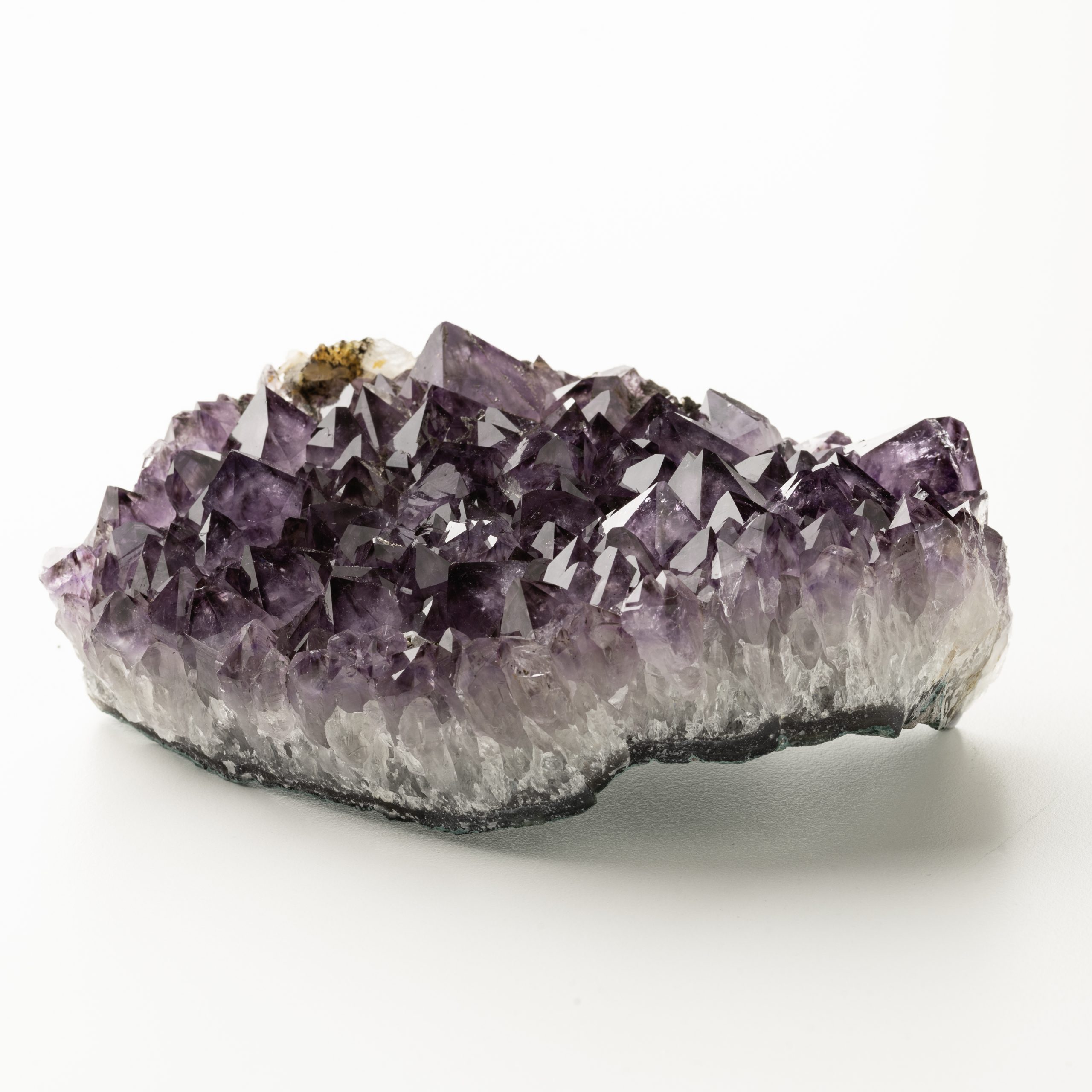 Lila Amethystkristall, ideal für Energiearbeit und spirituelle Heilung. Unterstützt Balance und energetische Harmonie.