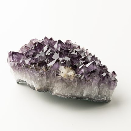 Amethystkristall in der Energiearbeit: Förderung von Heilung und Balance durch energetische Schwingungen.
