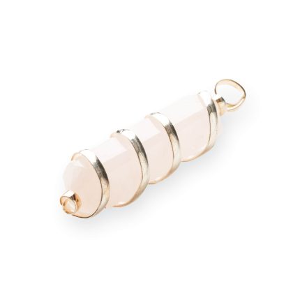 Anhänger mit rosa Kristall und Metallverzierung. Ideal für Energiearbeit und spirituelle Praktiken.