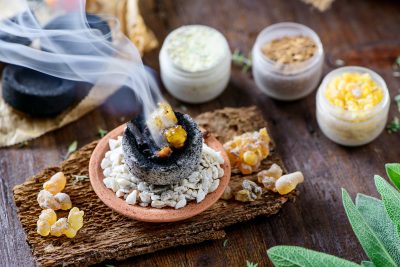 R&auml;uchergef&auml;&szlig; mit Weihrauch f&uuml;r Energiearbeit und Entspannung. Aromatherapie zur energetischen Reinigung und Balance.