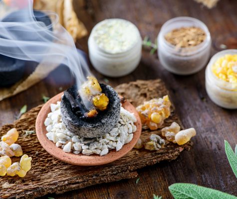 Räuchergefäß mit Weihrauch für Energiearbeit und Entspannung. Aromatherapie zur energetischen Reinigung und Balance.