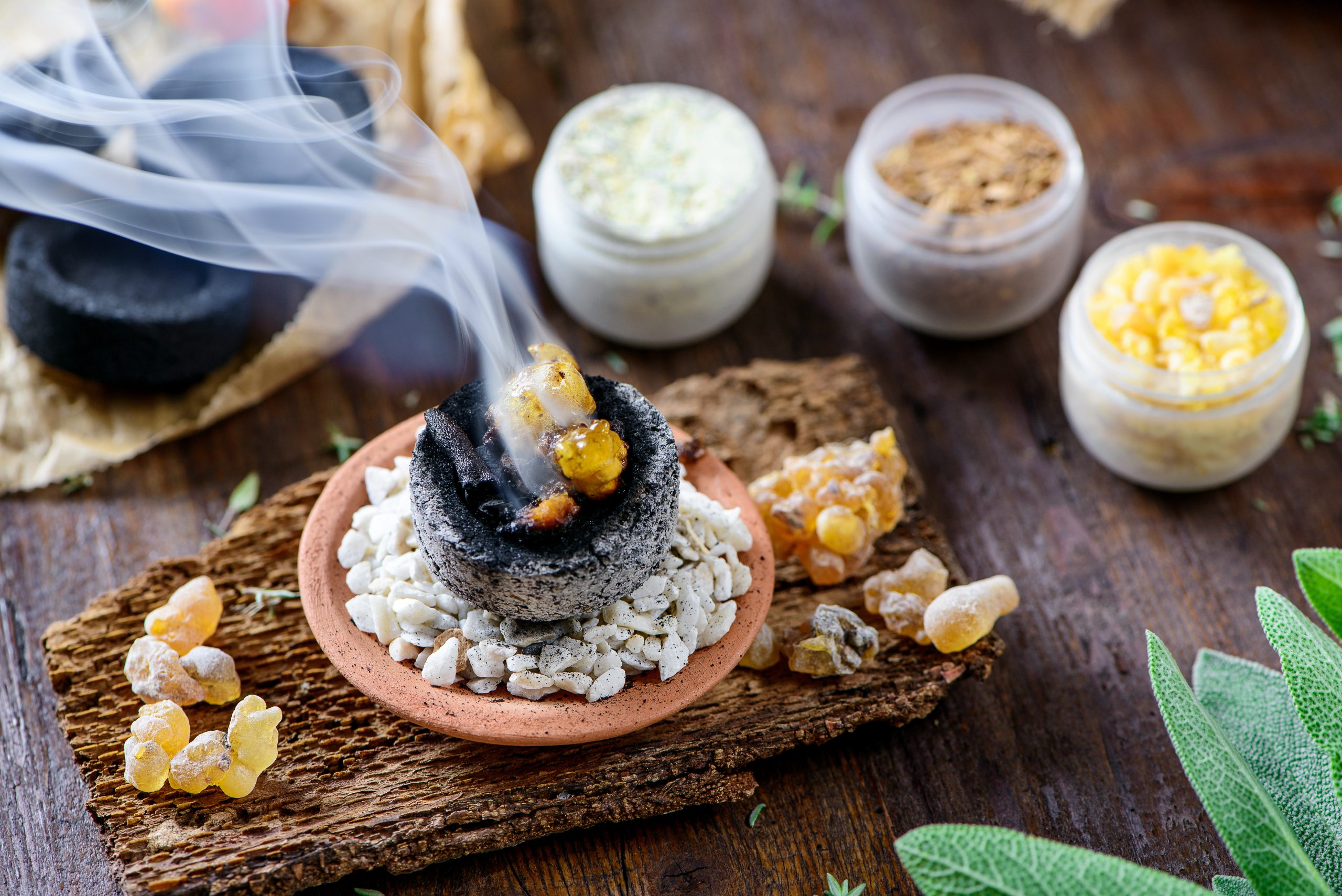 Räuchergefäß mit Weihrauch für Energiearbeit und Entspannung. Aromatherapie zur energetischen Reinigung und Balance.