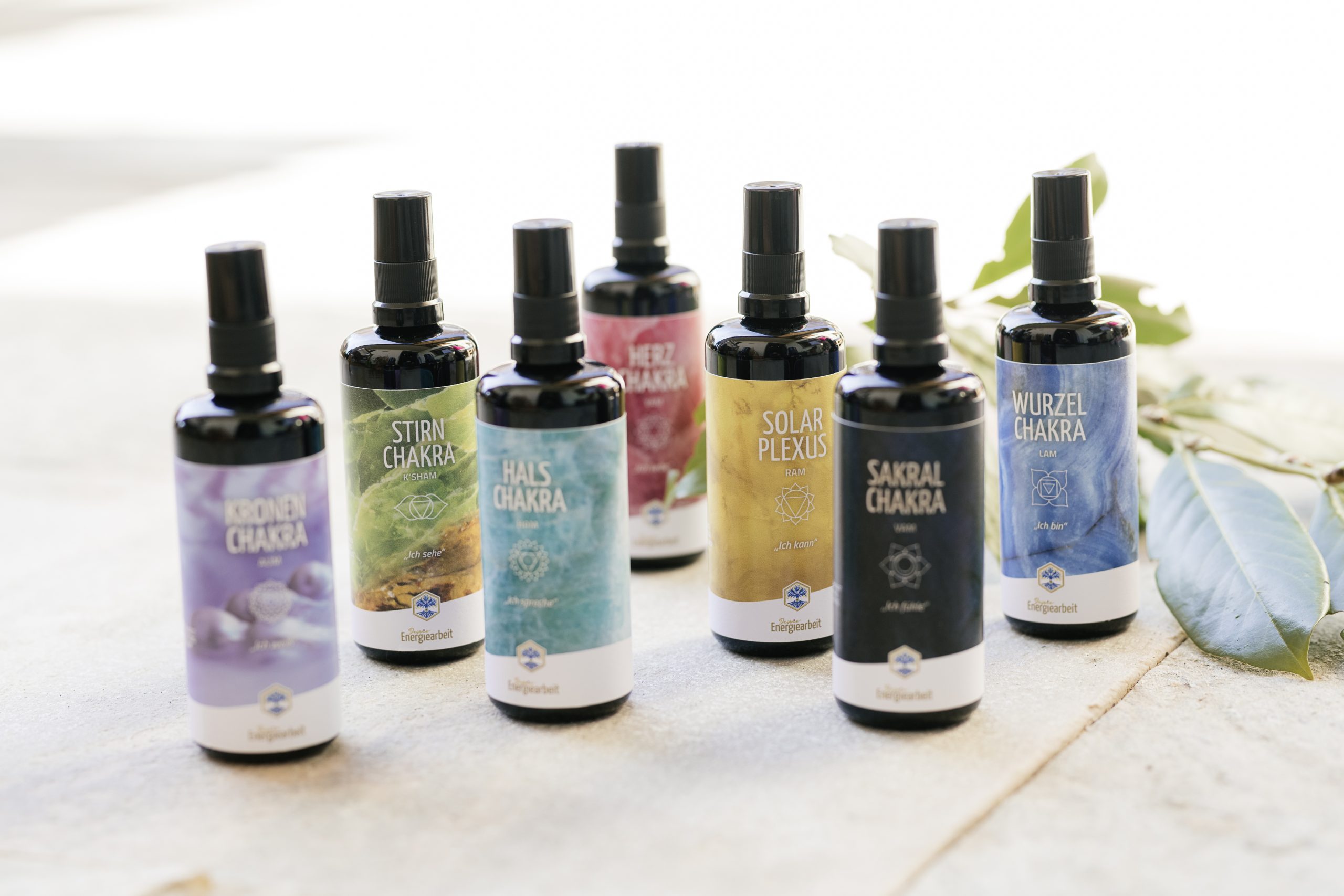Verschiedene Chakra-Sprays für Energiearbeit, ausgerichtet auf spirituelle Harmonie und Balance.
